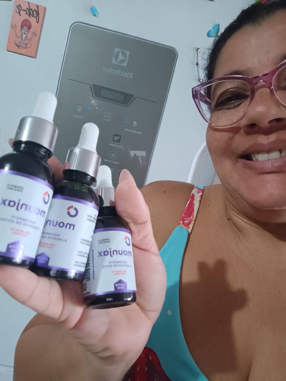 Cliente Mounjax segurando o produto