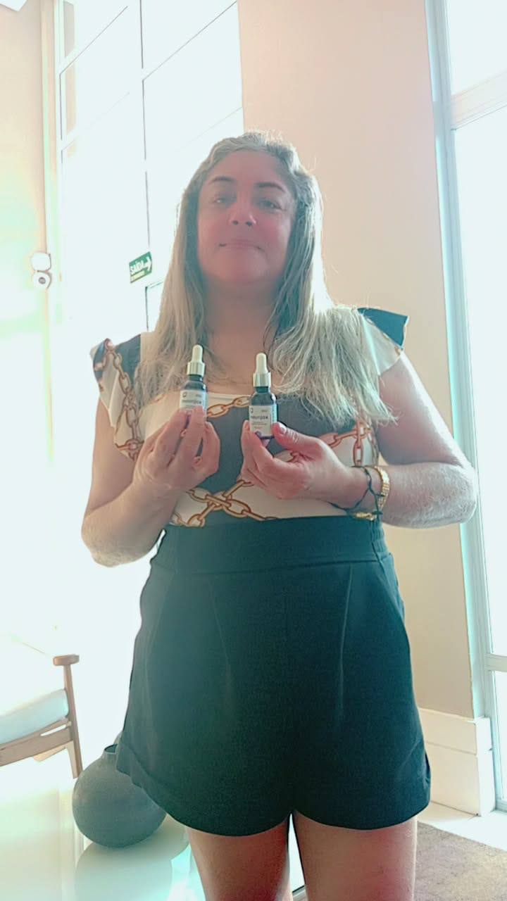 Cliente Mounjax segurando o produto