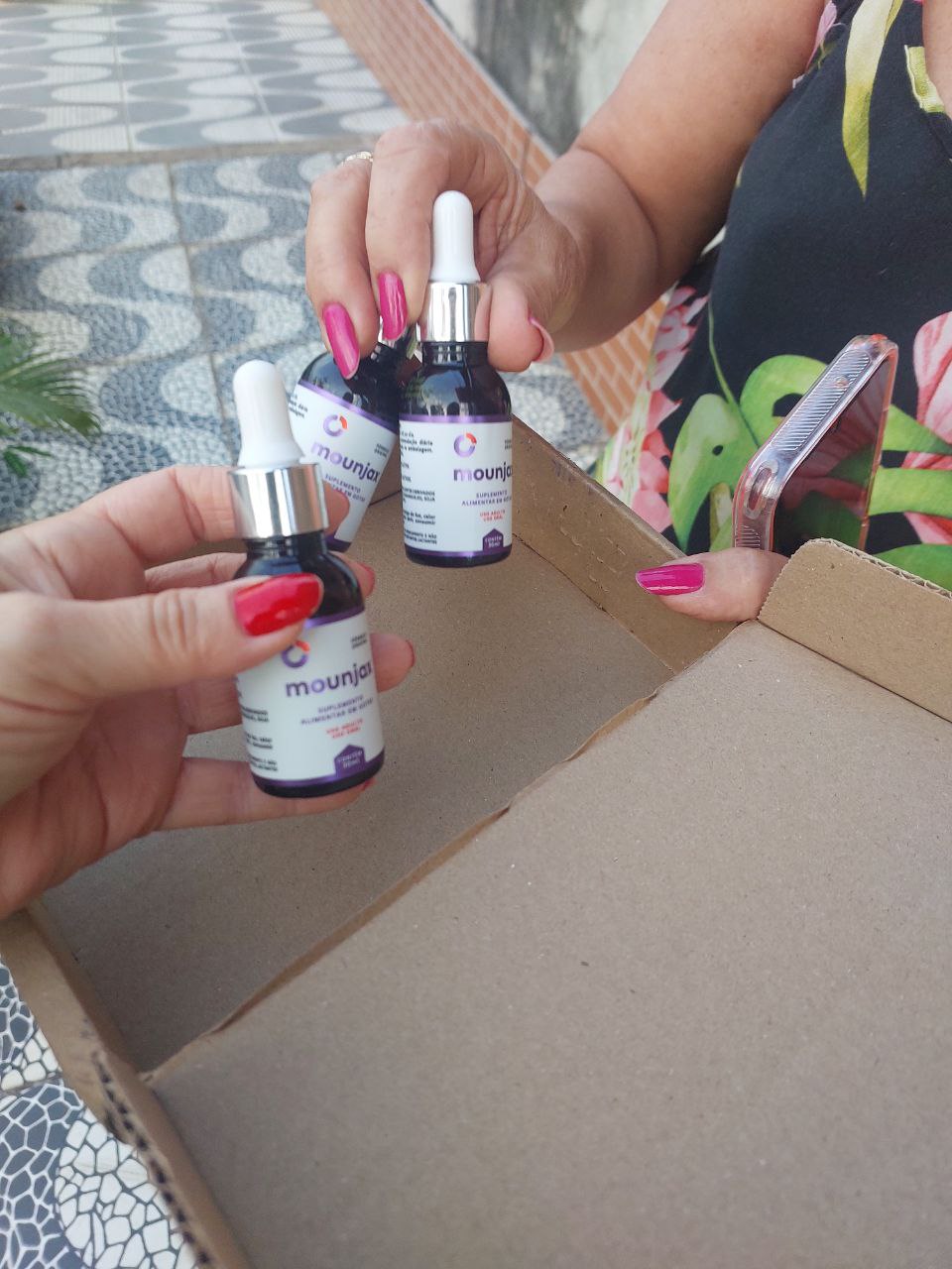 Cliente Mounjax segurando o produto