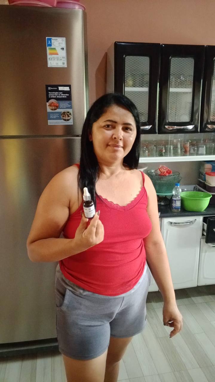 Cliente Mounjax segurando o produto