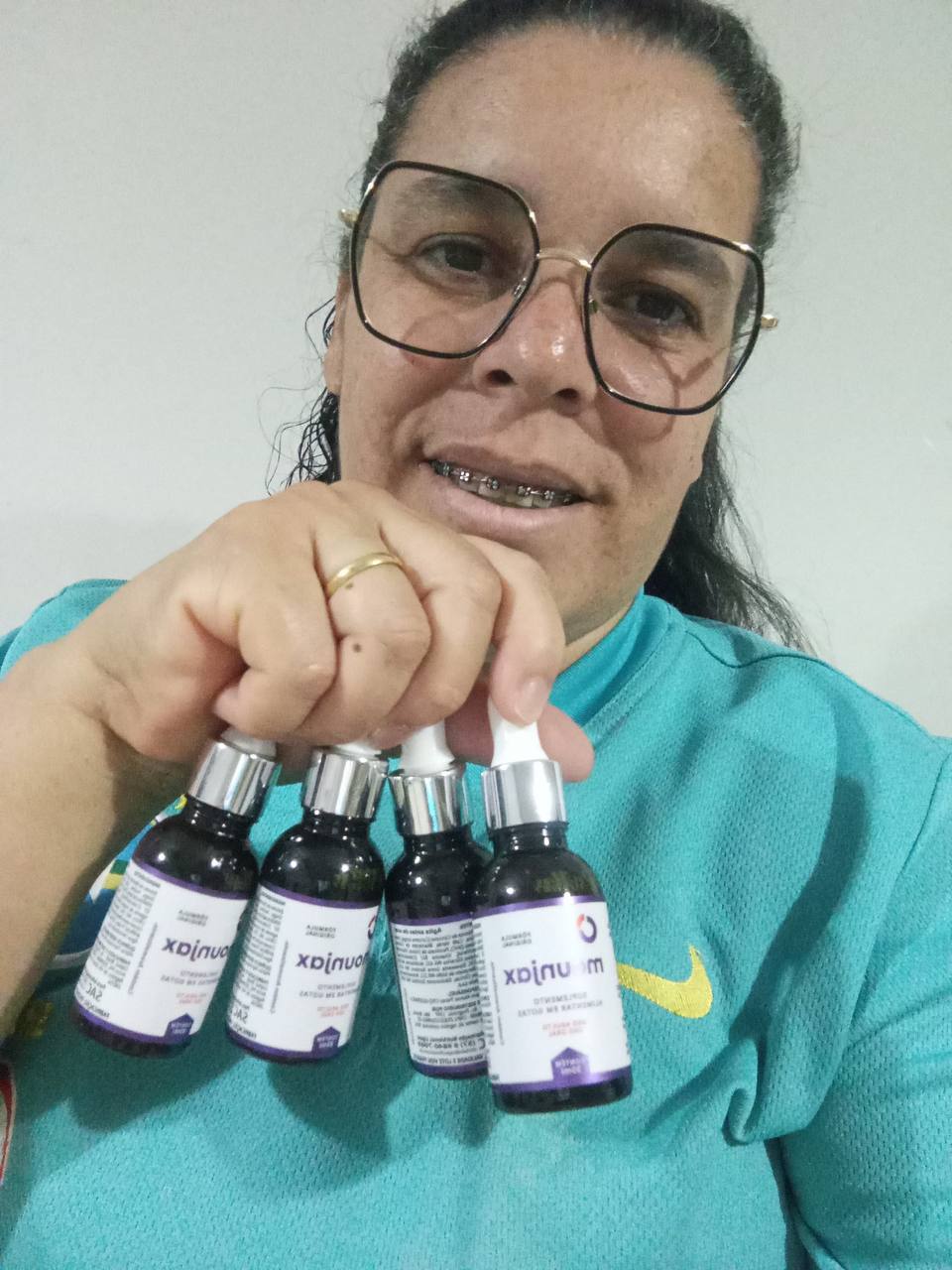 Cliente Mounjax segurando o produto