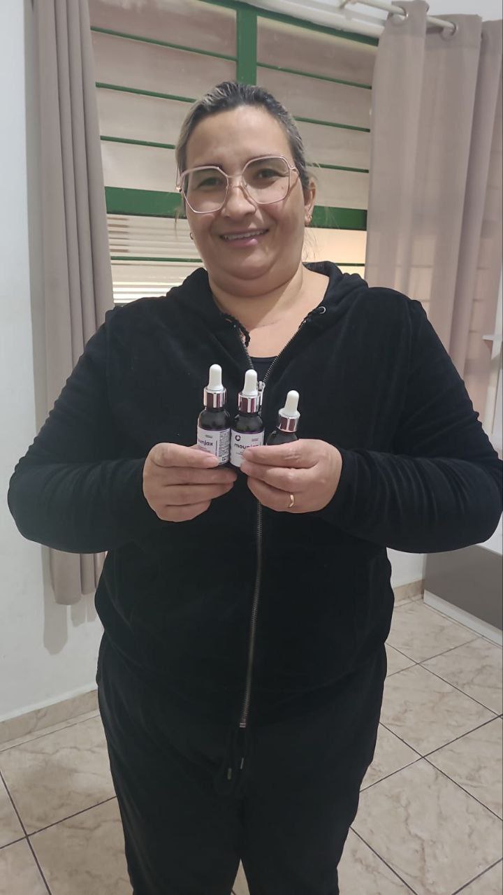 Cliente Mounjax segurando o produto