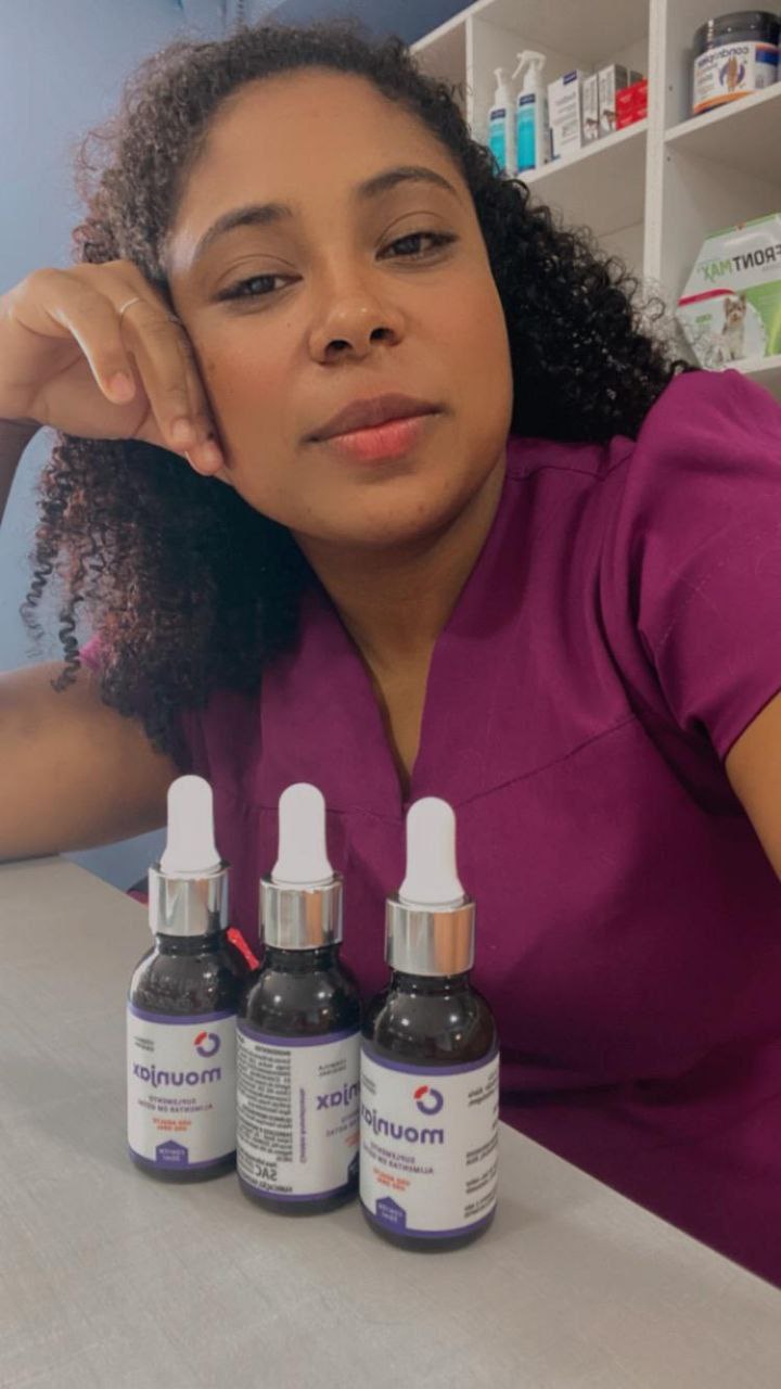 Cliente Mounjax segurando o produto