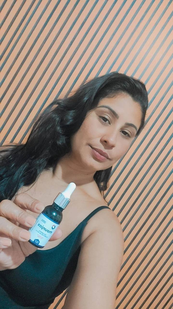 Cliente Mounjax segurando o produto