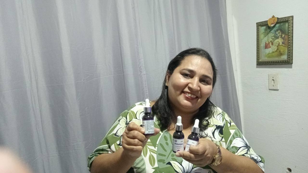 Cliente Mounjax segurando o produto