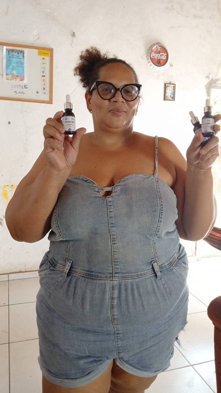 Cliente Mounjax segurando o produto