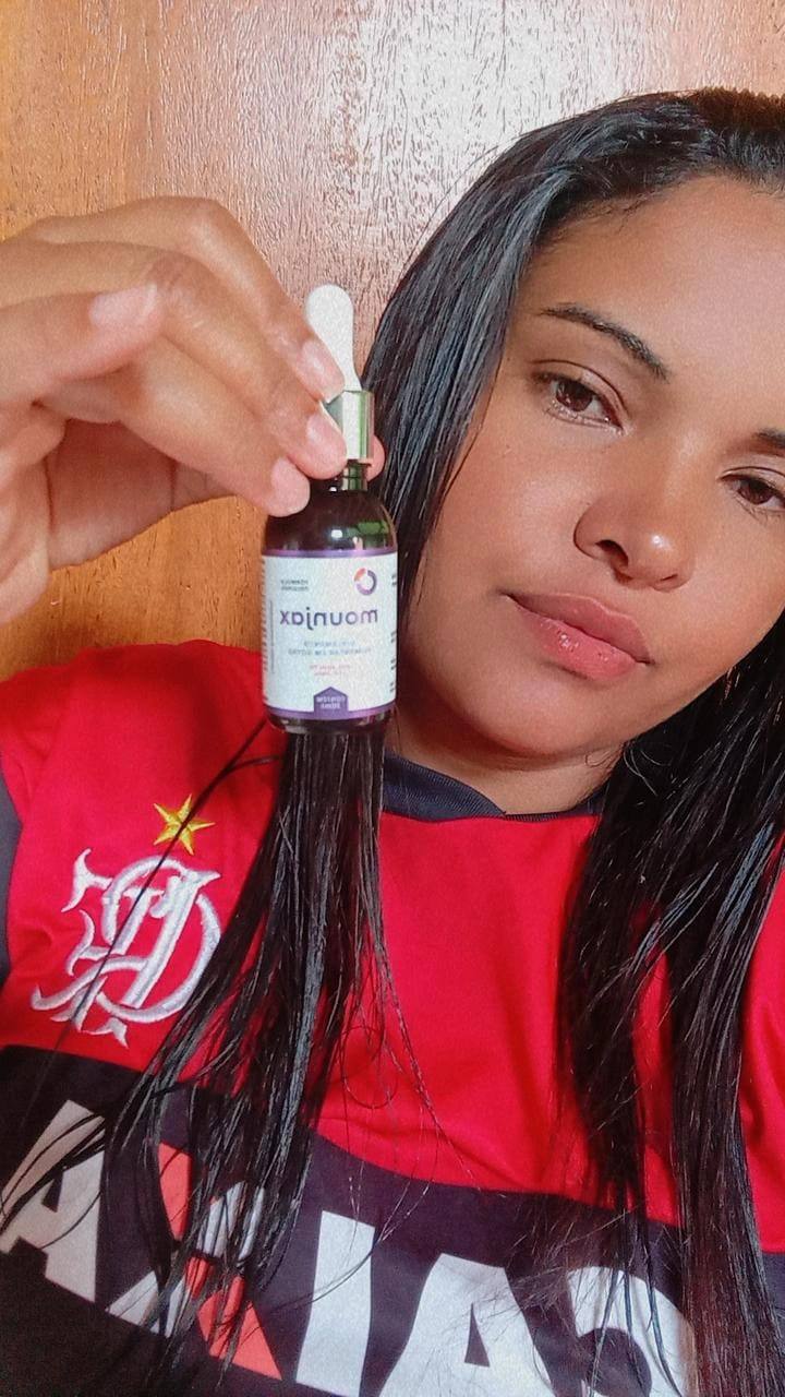 Cliente Mounjax segurando o produto