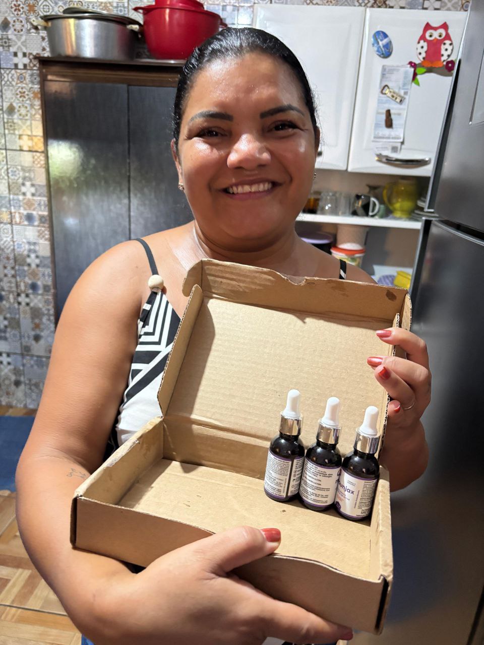 Cliente Mounjax segurando o produto